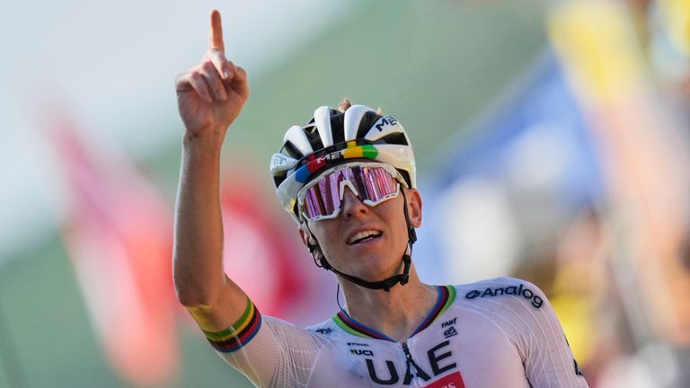 Pogacar überquert die Ziellinie als erster bei der 12. Etappe der Tour de France. 