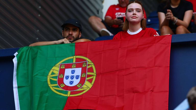 Auch zahlreiche Portugal-Fahnen sind zu sehen. 
