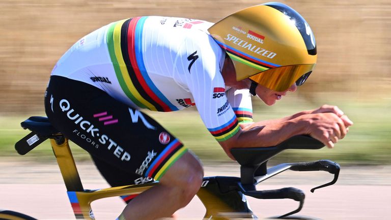 Remco Evenepoel gewinnt das Zeitfahren bei der 3. Etappe der Tour de France.