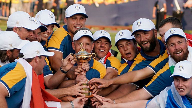 Team Europa nimmt hier die Trophäe nach dem Gewinn des Ryder Cups 2023 entgegen.