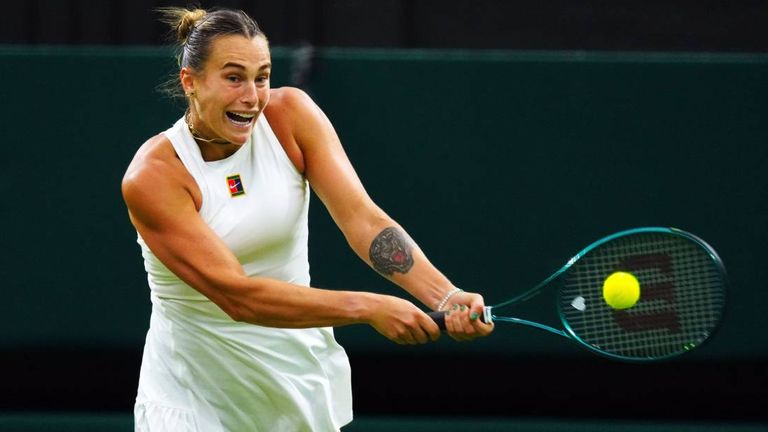 Aryna Sabalenka bezwingt die Britin Emma Raducanu in Wimbledon. 