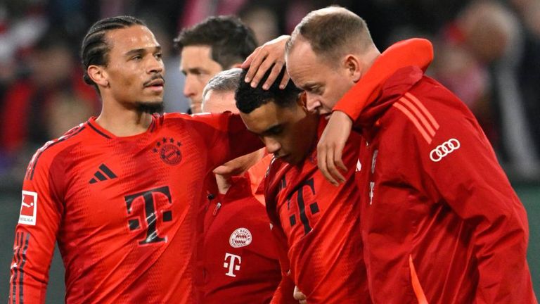 Leroy Sane (l.) spendet Jamal Musiala Trost.