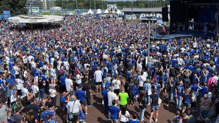 Schalke feiert mit 80.000 Fans Saisoneröffnung. 