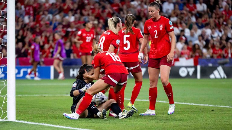 Torhüterin Livia Peng steht nach dem Remis gegen Finnland mit der Schweiz im EM-Viertelfinale.