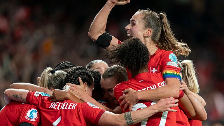 Die Schweizerinnen feiern im zweiten Gruppenspiel den ersten Sieg. Gegen Island kommen die Eidgenössinnen zu einem 2:0-Sieg.