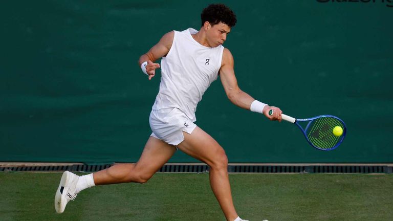 Das Zweitrundenspiel des Amerikaners in Wimbledon war am Donnerstagabend um halb zehn wegen Dunkelheit abgebrochen worden.