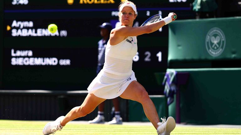 Laura Siegemund spielt auf dem Centre Court von Wimbledon gegen Aryna Sabalenka.