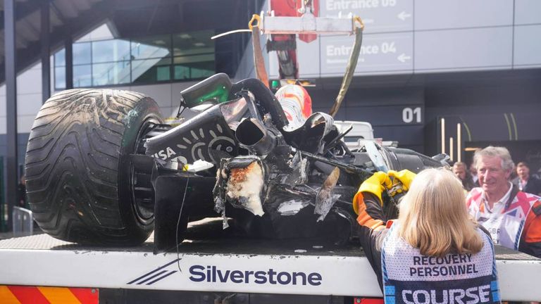 F1-Rookie Isack Hadjar schlägt mit seinem Boliden in Silverstone heftig in der Bande ein. 