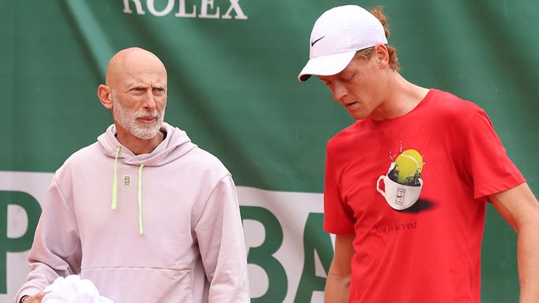Jannik Sinner (r.) mit Athletiktrainer Umberto Ferrara im April 2024 beim ATP-Turnier in Monaco.