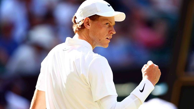 Jannik Sinner ballt die Faust nach dem Sieg gegen Novak Djokovic im Halbfinale von Wimbledon.