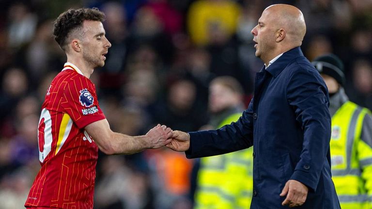 Liverpool-Trainer Arne Slot (r.) trauert um Diogo Jota. 