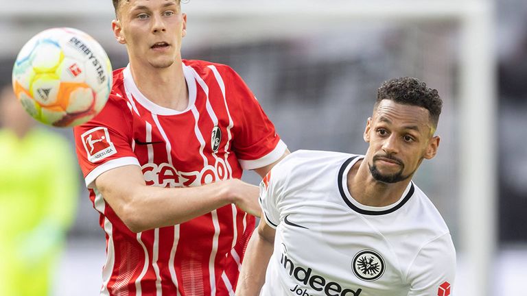 Djibril Sow (r.) wechselte in der Saison 2023/24 für zehn Millionen Euro zum FC Sevilla.