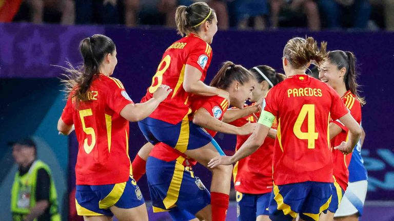 Patri Guijarro jubelt mit ihren spanischen Teamkolleginnen über einen Treffer gegen Italien.