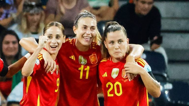 Titel-Favorit Spanien glänzt beim EM-Auftakt gegen Portugal in der ersten Halbzeit. 