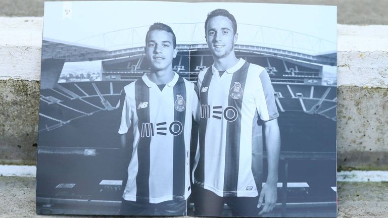 Auch das Stadionhelft widmet sich natürlich Diogo Jota und Andre Silva. 