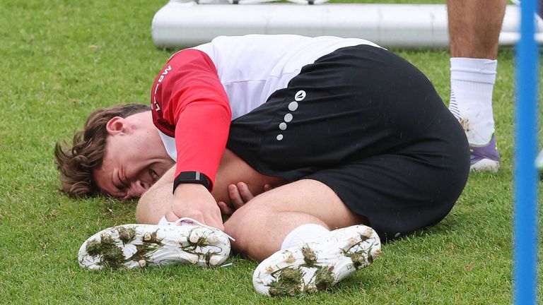 Angelo Stiller knickte im Trainingslager des VfB Stuttgart um. 