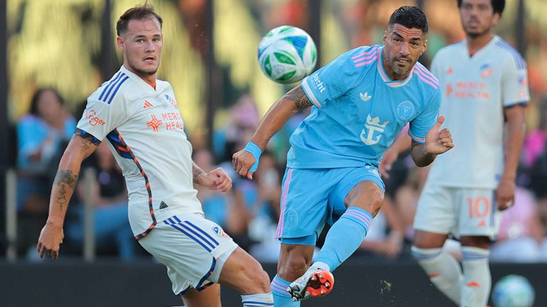 Miami-Stürmer Luis Suarez (r.) kommt gegen den FC Cincinnati zum Abschluss.