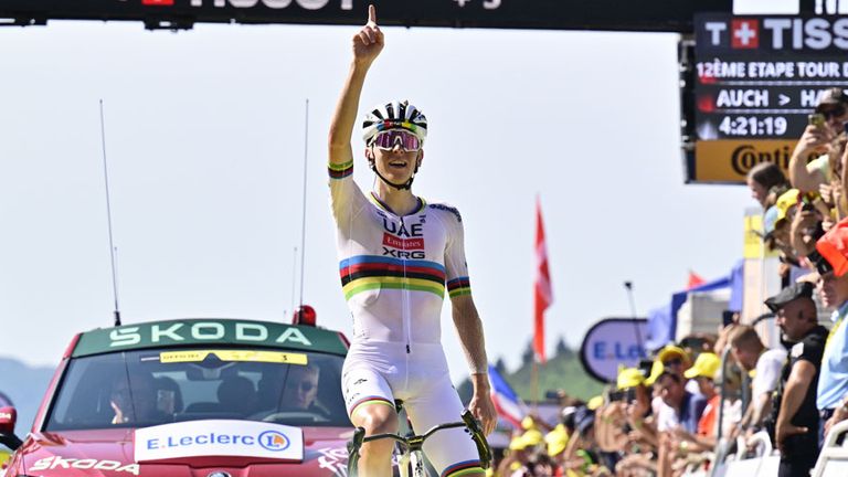 Tadej Pogacar jubelt auf der zwölften Etappe der Tour de France.