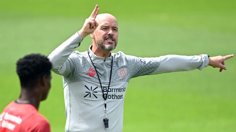 Der neue Leverkusen-Trainer Erik ten Hag dirigiert sein neues Team.