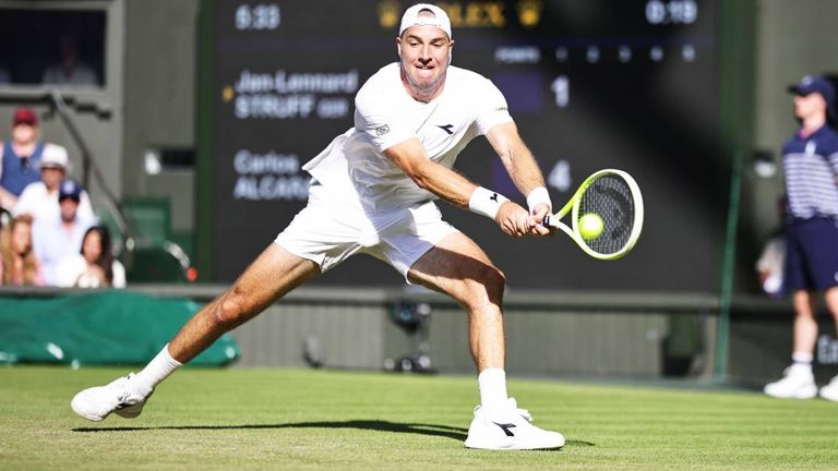 Jan-Lennard Struff verliert in Wimbledon gegen Carlos Alcaraz trotz couragierter Leistung. 
