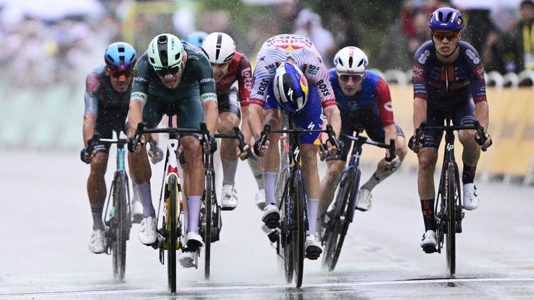 Jonathan Milan triumphiert bei der 17.Etappe der diesjährigen Tour de France.