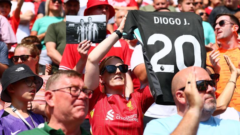 Auch Trikots mit der in Zukunft beim FC Liverpool nicht mehr vergebenen Nummer 20 werden natürlich hochgehalten. 