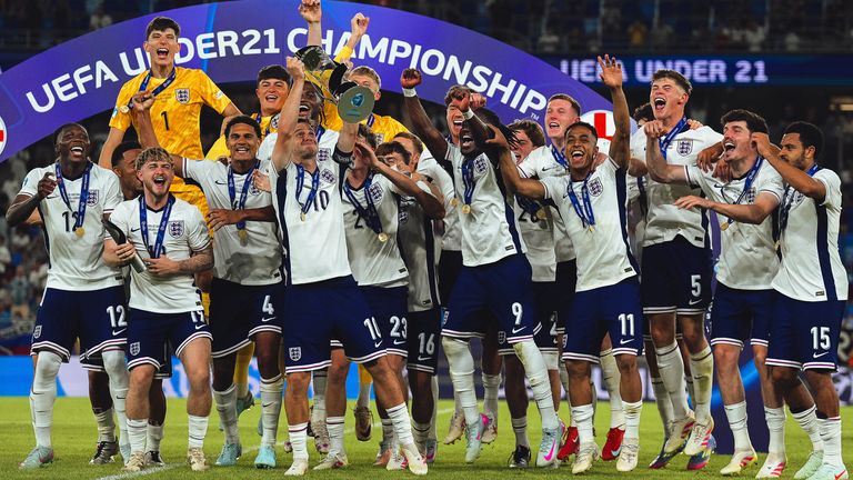 Der Nachwuchs der Three Lions krönt sich gegen Deutschland beim 3:2-Sieg zum U21-Europameister. 
