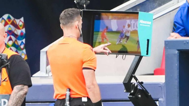 Bald gibt es Videobeweis-Durchsagen in allen Bundesliga-Stadien.
