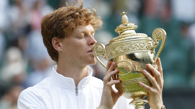 Jannik Sinner feiert seinen ersten Wimbledon-Titel und wird als erster Italiener zum Champion!