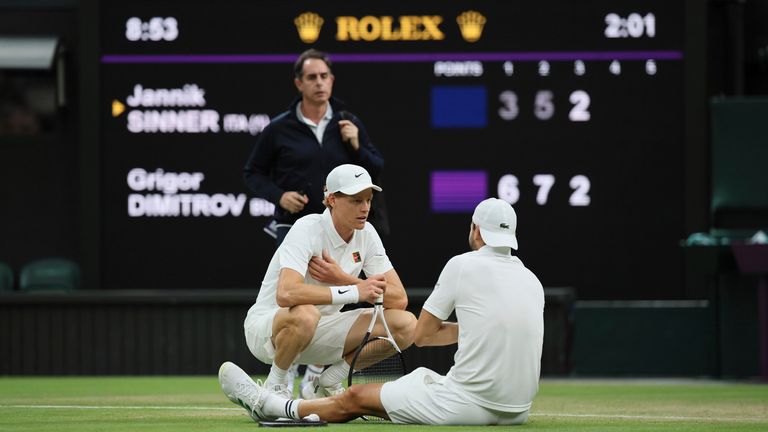 Grigor Dimitrov (rechts) gibt verletzungsbedingt das Achtelfinalmatch gegen Jannik Sinner bei Wimbledon 2025 auf.
