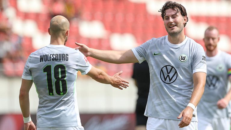 Vaclav Cerny (l.) und Jonas Wind treffen mit dem VfL Wolfsburg im DFB-Pokal nun im Weserstadion auf die SV Hemelingen.