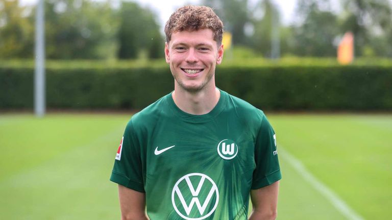 VfL Wolfsburg: 90€ + 11,70 Spielername + 3€ Liga-Logo - Gesamtpreis: 104,70€