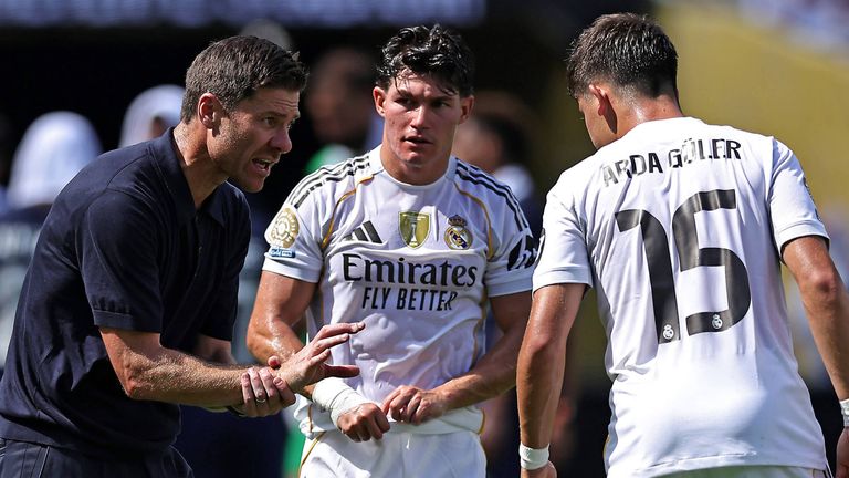 Trainer Xabi Alonso (l.) ist dabei sein System bei Real Madrid zu implementieren. Ein Gewinner könnte Arda Güler (r.) sein. 
