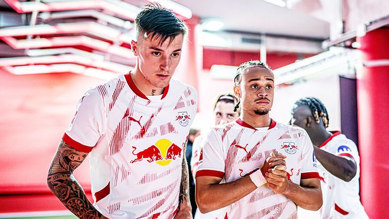 Xavi (r.) mit seinem Leipzig-Teamkollegen Benjamin Sesko.