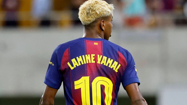 Lamine Yamal wird in der kommenden Saison auch mit Barca-Trikots mit Kobe-Logo auflaufen. 