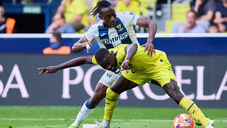 Yan Diomande (hinten) wechselt von CD Leganes zu RB Leipzig.