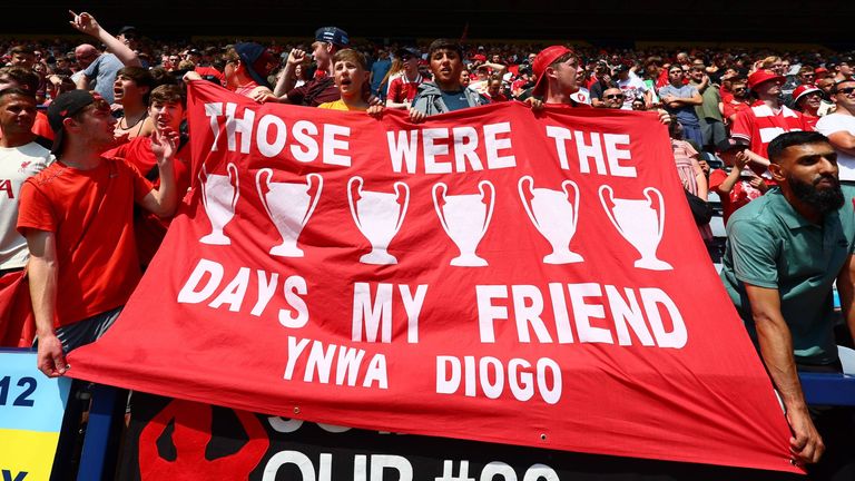 Einige Fans ehren Diogo auch mit diesem Plakat mit dem Liverpool-Slogan You'll never walk alone.