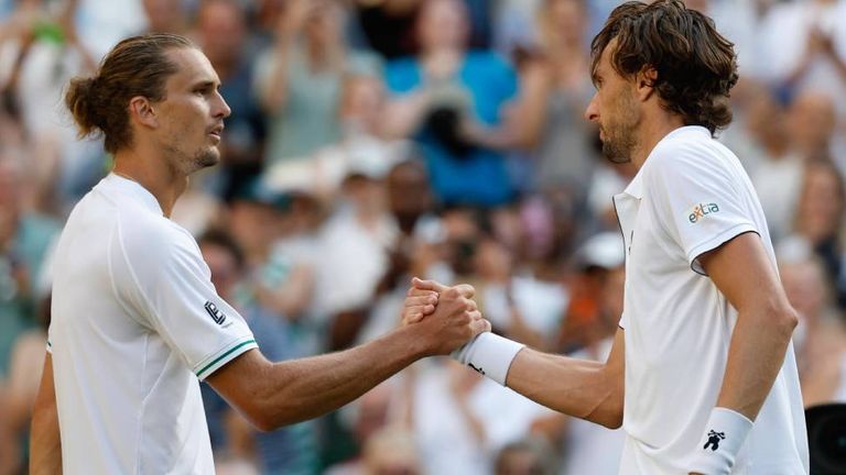 Alexander Zverev (l.) gratuliert seinem Gegner Arthur Rinderknech am Netz zum Sieg.
