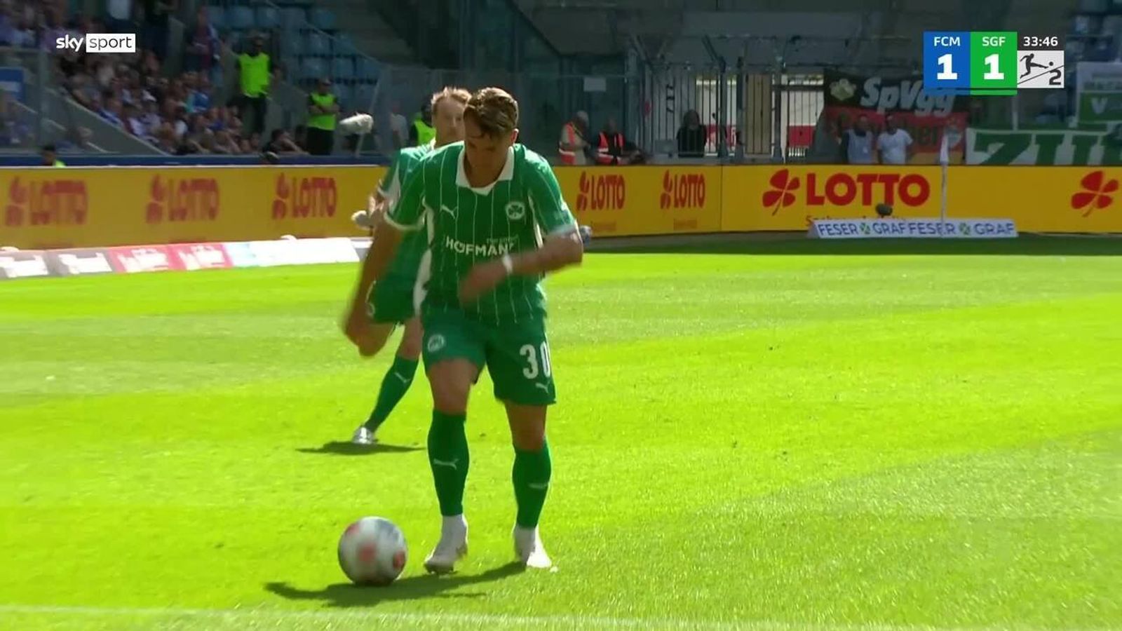 Der Strahl von Klaus geht knapp am Pfosten vorbei (34. Min.) | Fußball