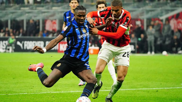Milan-Star Malick Thiaw (r.) im Zweikampf mit Inter-Stürmer Marcus Thuram.
