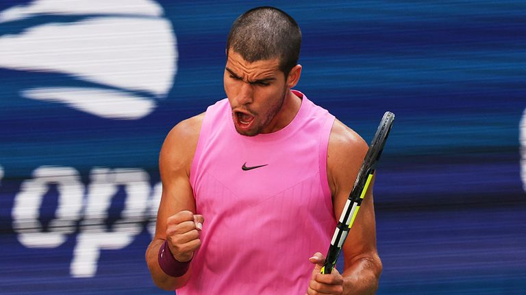 Carlos Alcaraz schreit bei den US Open vor Freude und ballt die Siegerfaust.