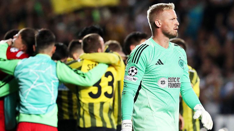 Während Celtic-Torwart Kasper Schmeichel (r.) desillusioniert wirkt, jubeln im Hintergrund die Spieler von FK Qairat Almaty.