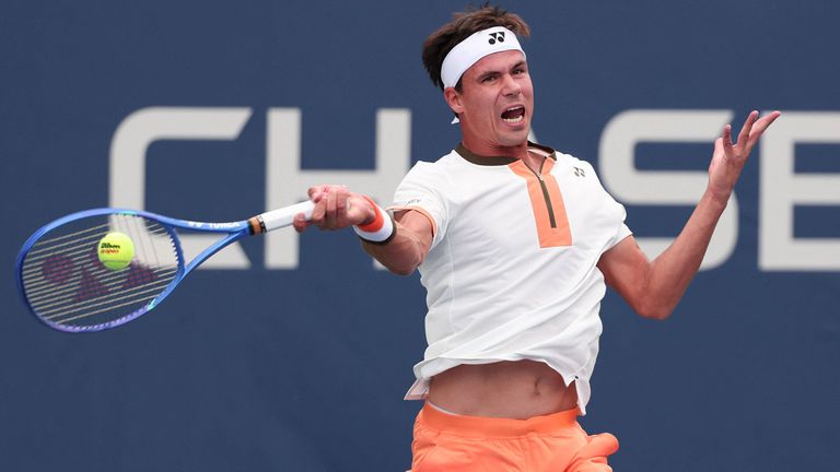 Daniel Altmaier gewinnt in der 2. Runde der US Open einen Fünf-Satz-Krimi gegen Stefanos Tsitsipas. 