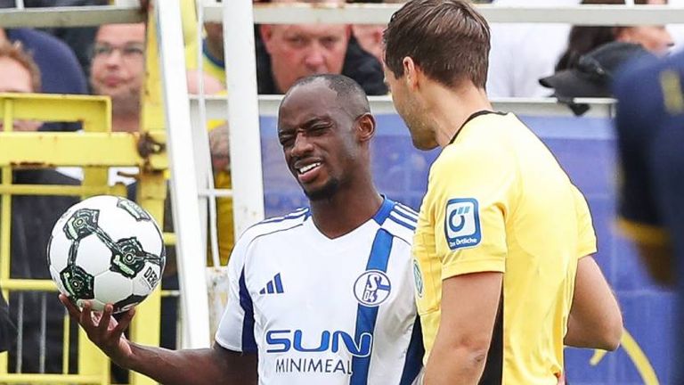 Schalke-Spieler Christopher Antwi-Adjei wurde beim Pokal-Spiel in Leipzig rassistisch beleidigt.