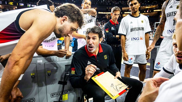 Bundestrainer Alex Mumbru (m.) fällt beim EM-Auftakt aus.