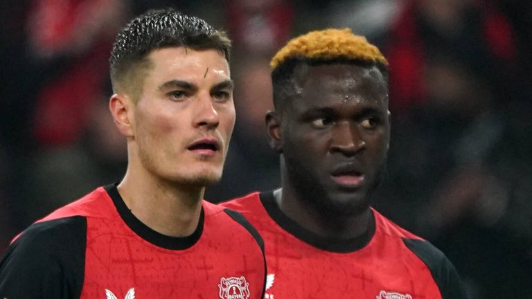 Patrik Schick (l.) verlängert langfristig in Leverkusen. 