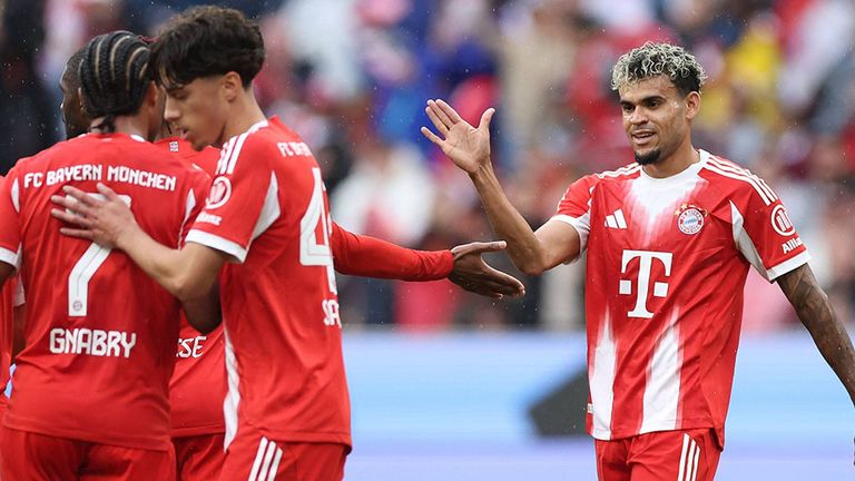 Luis Diaz (r.) klatscht mit seinen neuen Bayern-Teamkollegen ab.