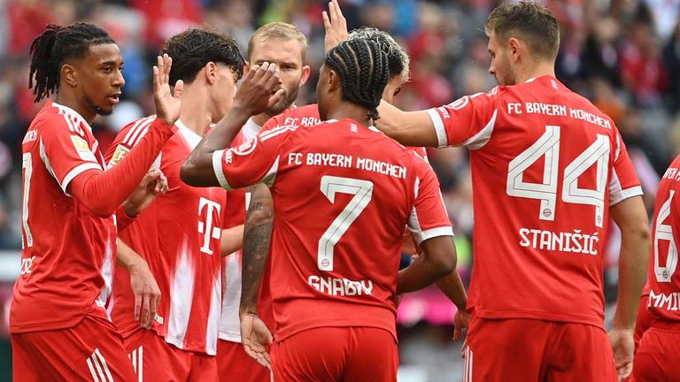 Die Bayern-Spieler freuen sich über einen Treffer im Testspiel gegen Olympique Lyon.