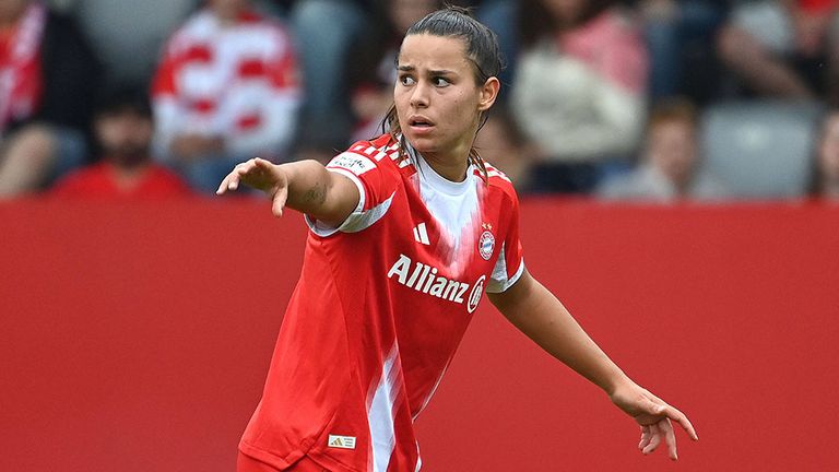 Bayern-Mittelfeldstrategin Lena Oberdorf gibt Anweisungen.