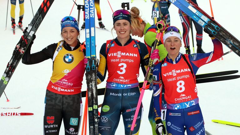 Das Podium in Ruhpolding 2025 mit PREUSS Franziska (#1, GER, Silber), OEBERG Elvira (#3, SWE, Gold), RICHARD Jeanne (#8, FRA, Bronze)